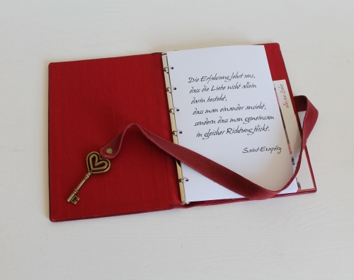 Stammbuch "Herz-Schlüssel" aus Leder im Vintage-Look, rot